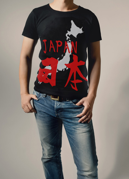 日本Tシャツを着ている人